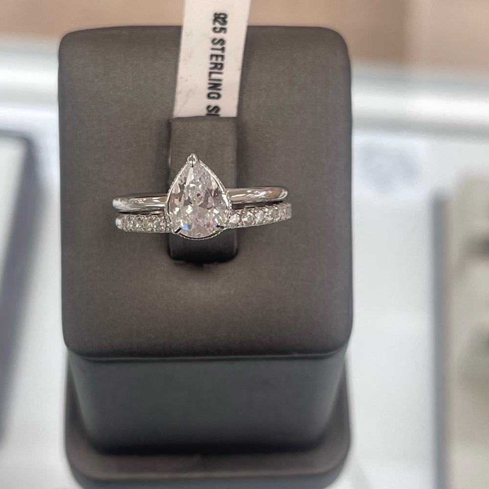 Elegant Silver Teardrop Ring